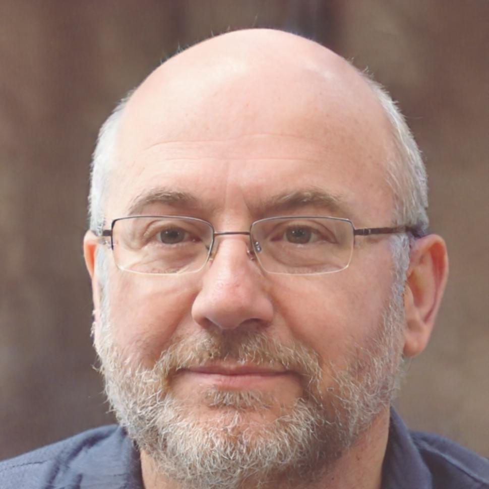 Dr. Laurent Moreau, expert en psychologie cognitive appliquée aux finances